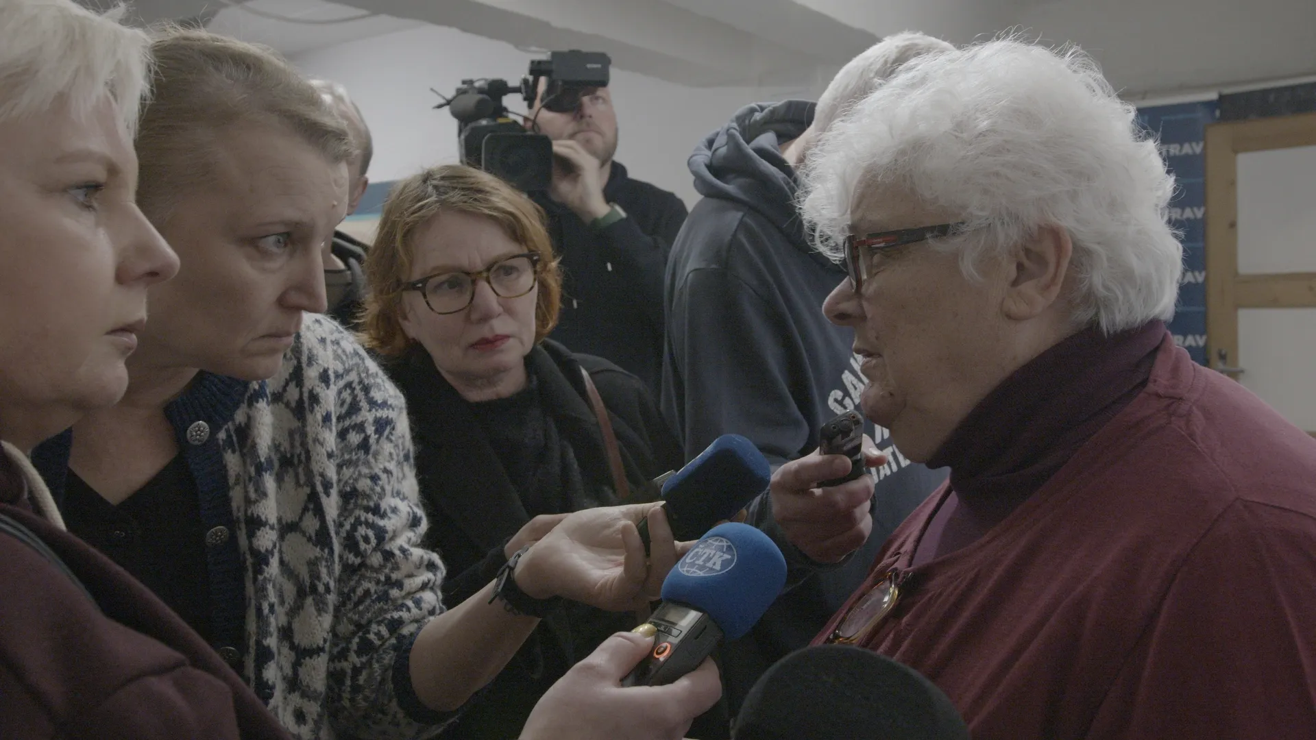 Obyvatelka Bedřišky mluví do mikrofonů novinářů na plánovací dílně